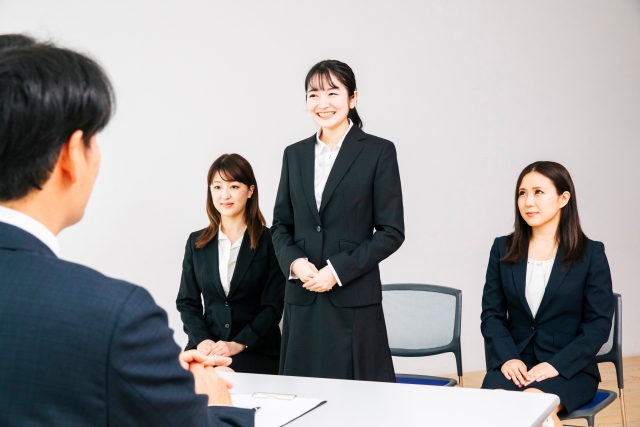 面接を受ける就活生