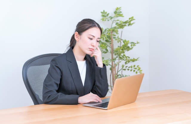 女性がパソコンに向き合っている様子
