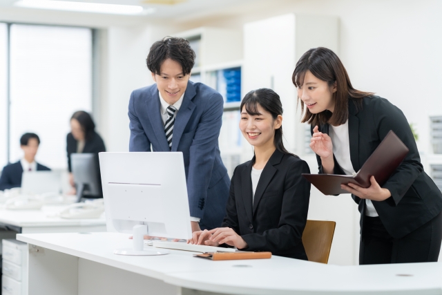 パソコンを覗き込む先輩社員