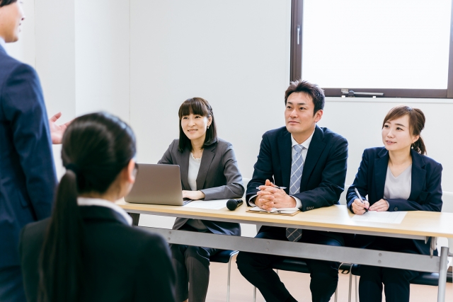 面接を受ける就活生