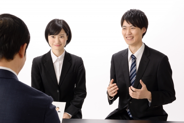 面接を受ける就活生