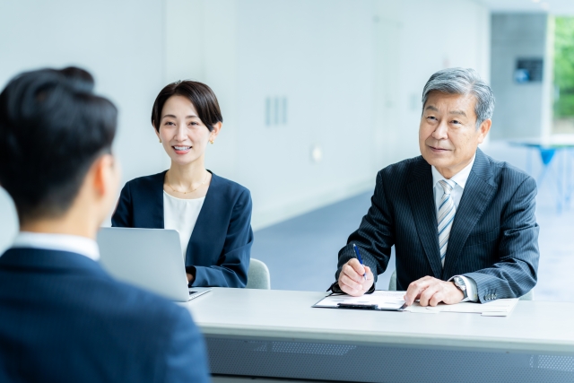 面接をする男女